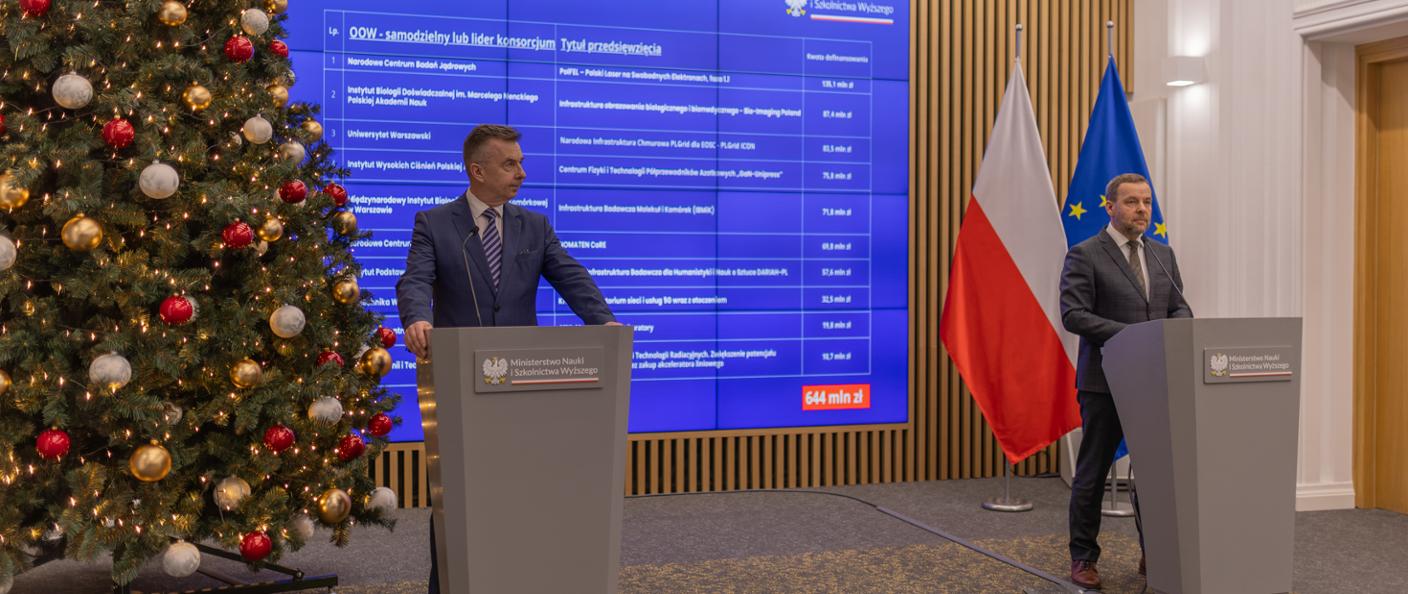 po lewej -  minister nauki Dariusz Wieczorek, po prawej - dyrektor Ośrodka Przetwarzania Informacji – Państwowego Instytutu Badawczego Jarosław Protasiewicz, podczas konferencji prasowej